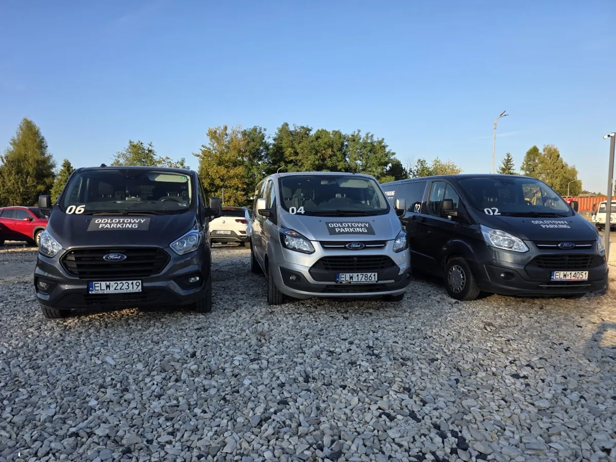 Busy Ford Custom z logo Odlotowy Parking i numerami 02, 04 i 06 na szybie - bezpłatny transfer między parkingiem a lotniskiem Łódź-Lublinek
