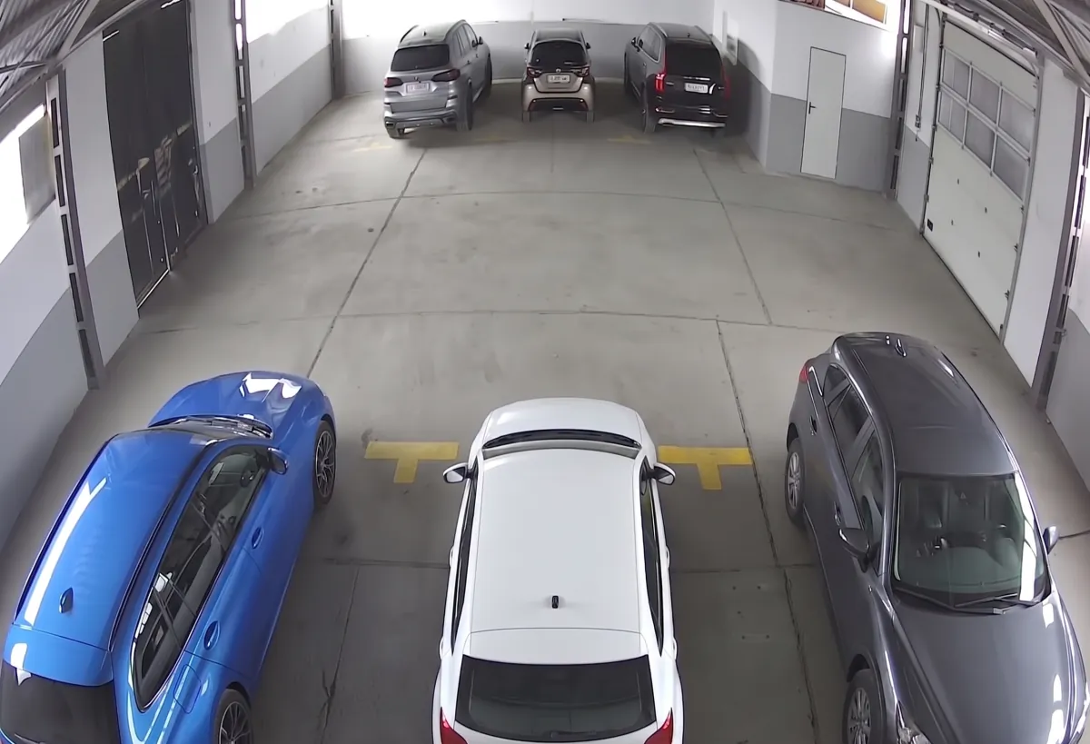 Odlotowy Parking pod dachem - wnętrze hali garażowej przy lotnisku Łódź