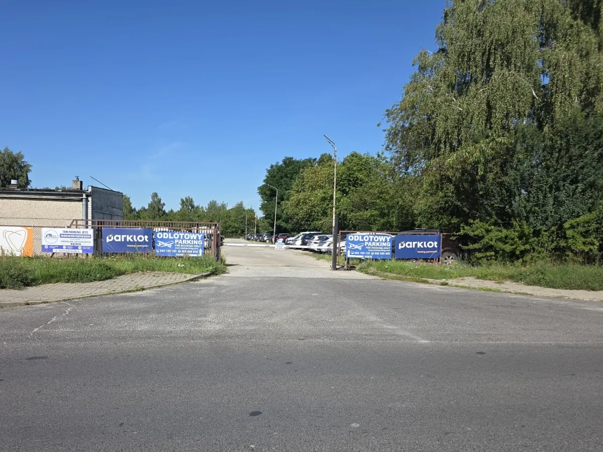 Wjazd na Odlotowy Parking przy ul. Franciszka Plocka w Łodzi - widok z drogi, tak jak widzi go kierowca podjeżdżający pod parking
